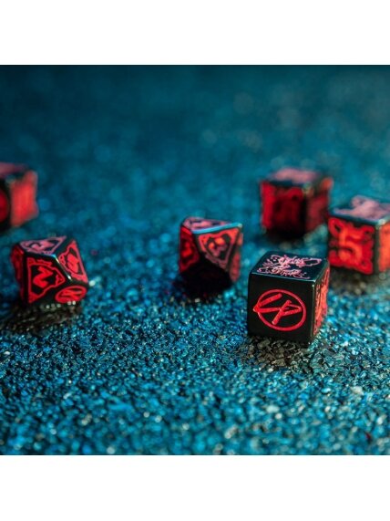 Cyberpunk RED Essential kauliukų rinkinys juodos ir raudonos spalvos 3 Cyberpunk RED Essential kauliukų rinkinys juodos ir raudonos spalvos 3