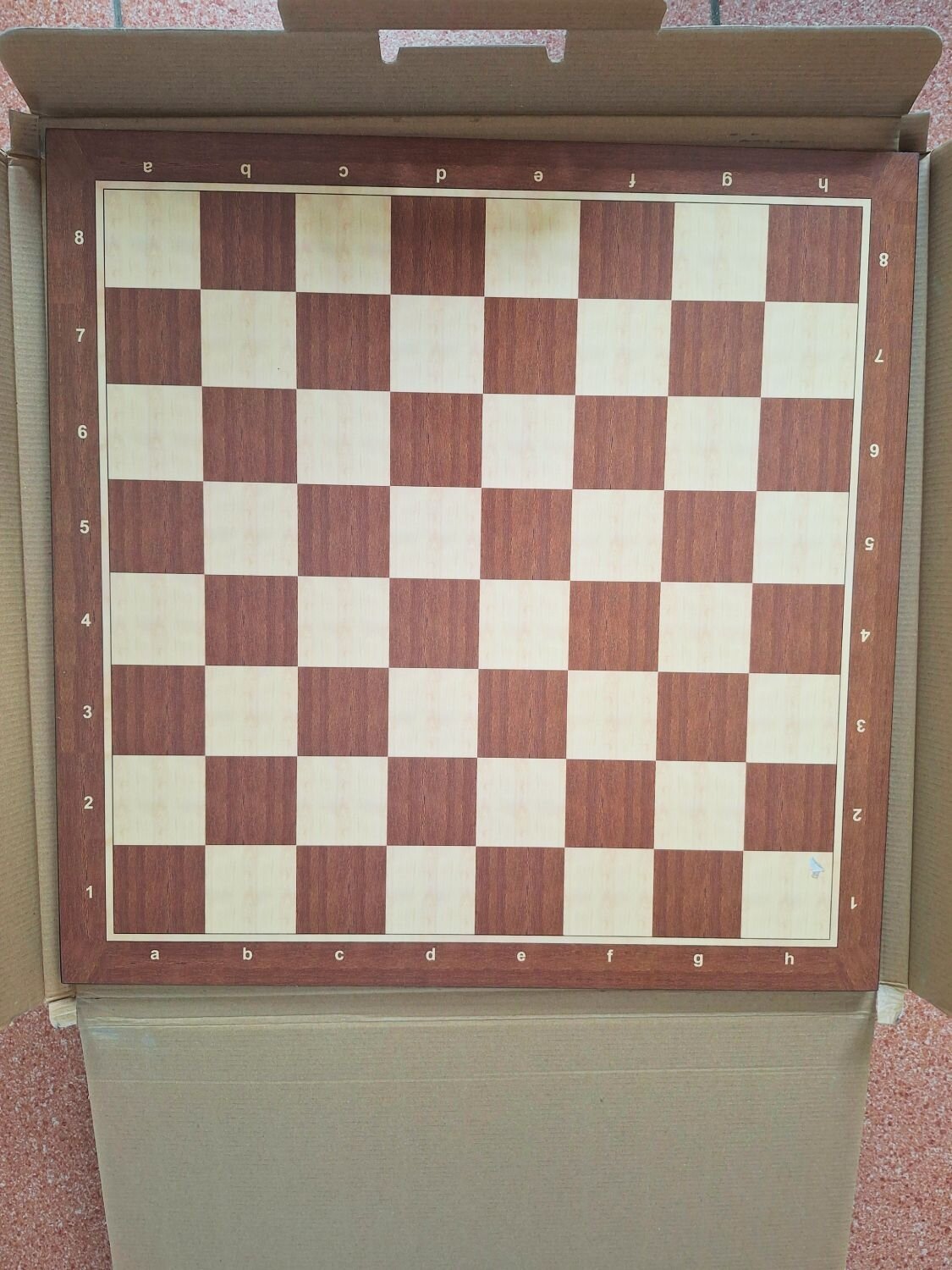 Kosmetinis defektas Šachmatų Lenta riešuto sp. No.4 50x50 cm. Star 2 Kosmetinis defektas Šachmatų Lenta riešuto sp. No.4 50x50 cm. Star 2