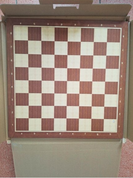 Kosmetinis defektas Šachmatų Lenta riešuto sp. No.4 50x50 cm. Star 2 Kosmetinis defektas Šachmatų Lenta riešuto sp. No.4 50x50 cm. Star 2