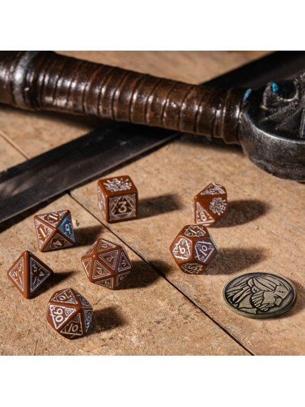 The Witcher Geralt kauliukų rinkinys rudos ir sidabrinės sp 2 The Witcher Geralt kauliukų rinkinys rudos ir sidabrinės sp 2
