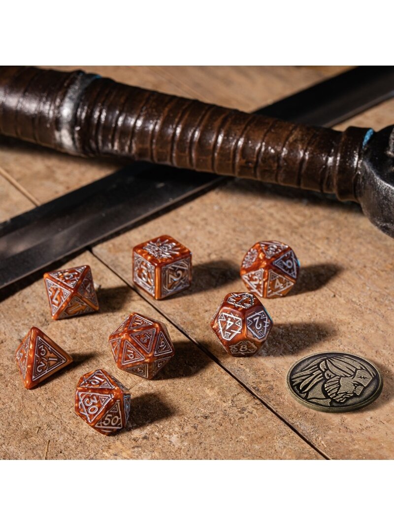 The Witcher Geralt kauliukų rinkinys karamelinės ir sidabrinės sp 2 The Witcher Geralt kauliukų rinkinys karamelinės ir sidabrinės sp 2